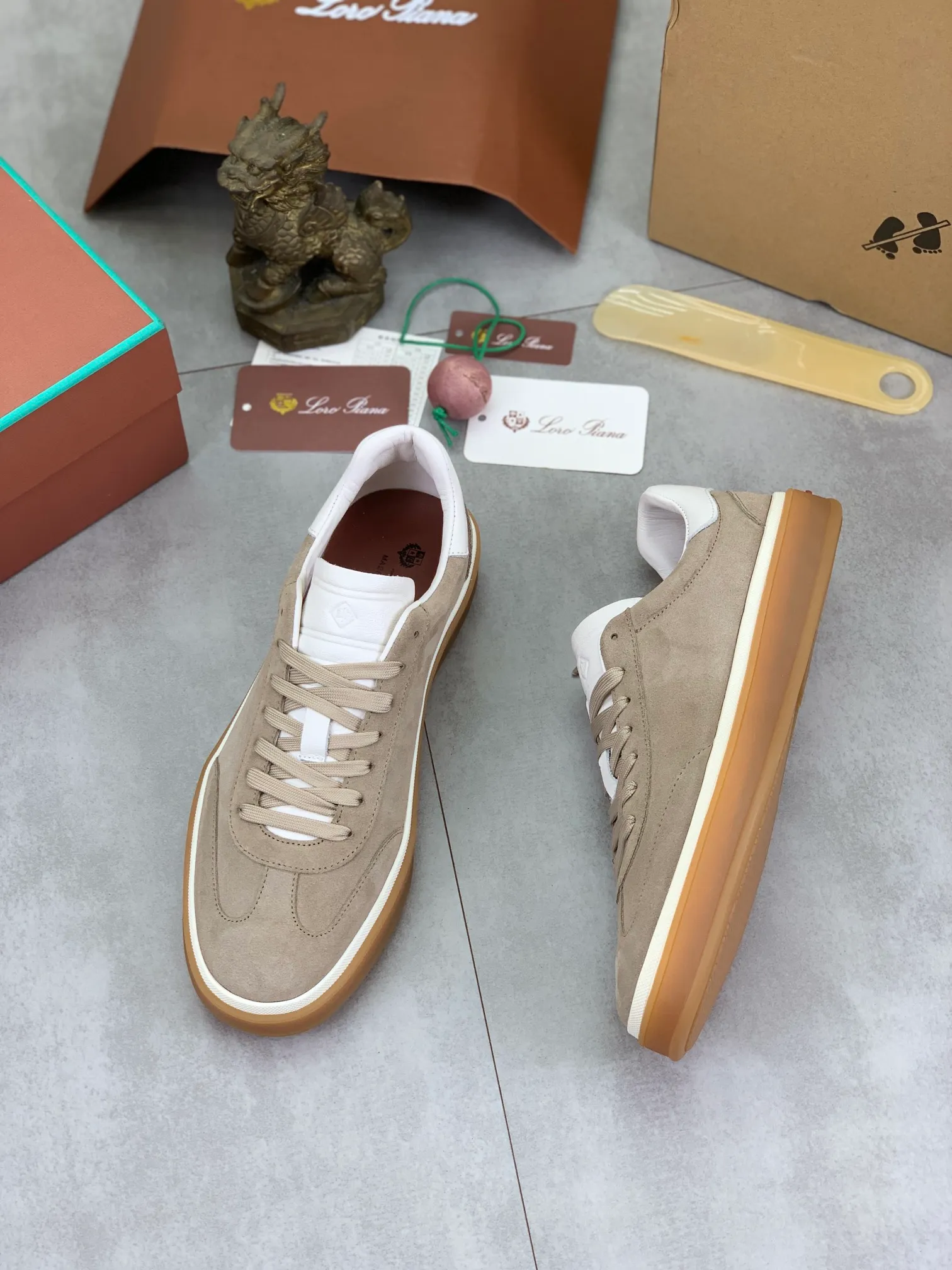 Men's Men's Shoes 💰P540 New 💰High Quality Loro Piana 💯Top Authentic Grade💯Buy the original 1:1 copy💯 Founded the existing Loro Piana company on April 24, 1924. It is now the sixth generation of family business, providing top quality products to customers who are discerning in taste and quality. Imported original fabrics, made of plain calfskin lining. Hand-sewn threads with cowhide feet. Original packaging. Size: 38-45. 7⃣️ colors available.